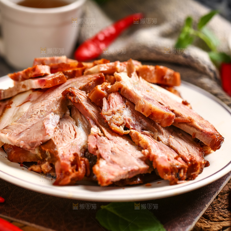 盘子里装着卤肉