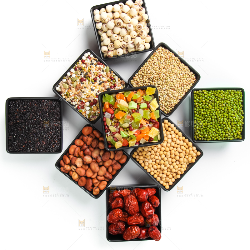 白底上放着腊八粥食材