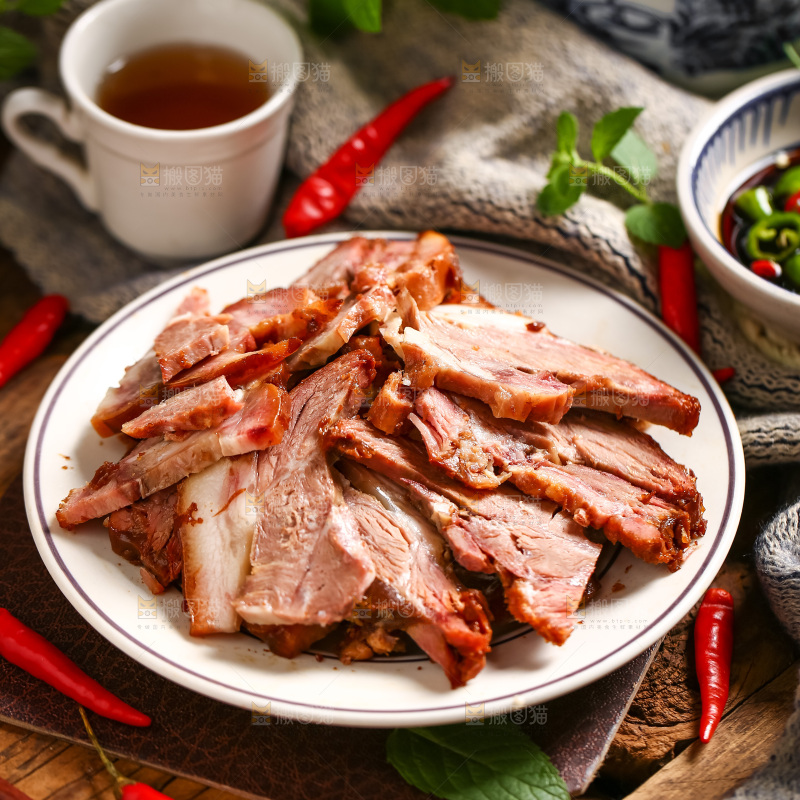 盘子里装着卤肉
