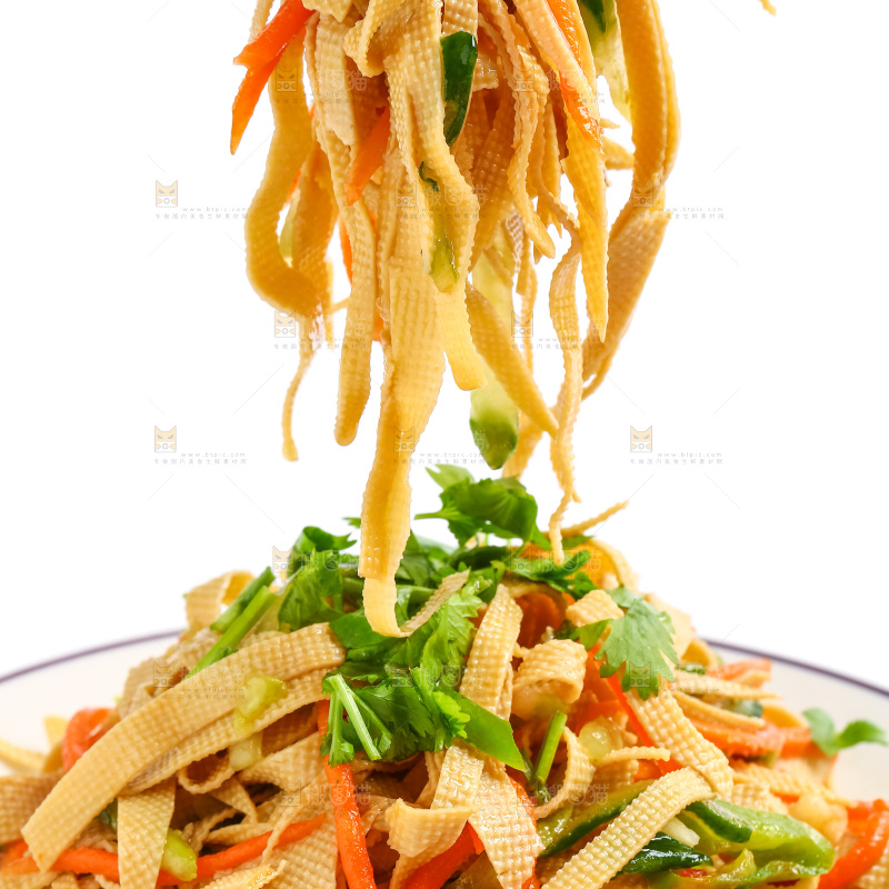 盘子里装着凉拌千张