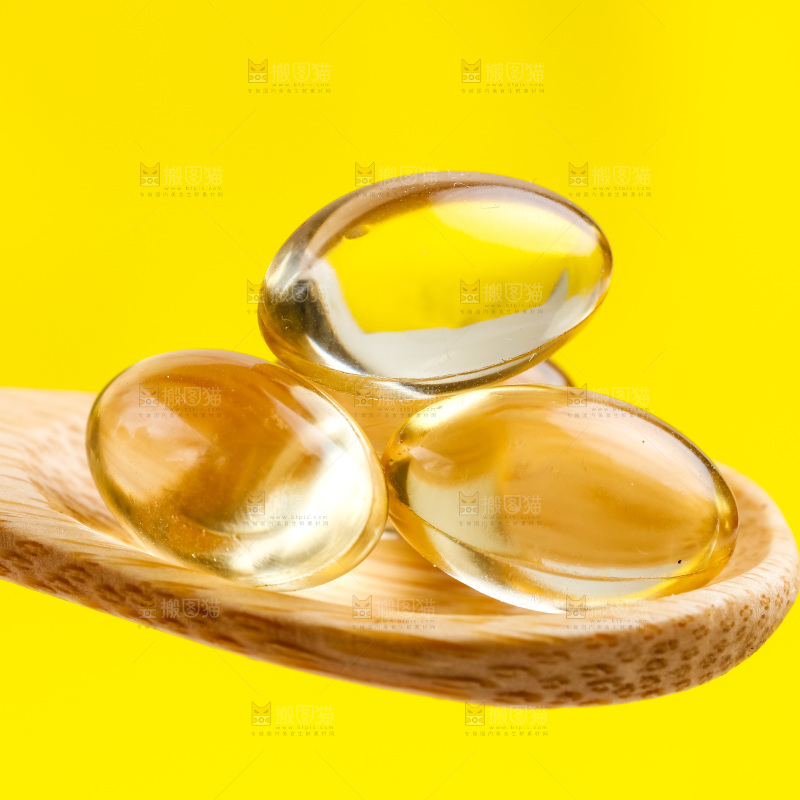 浅底上的鱼油胶囊