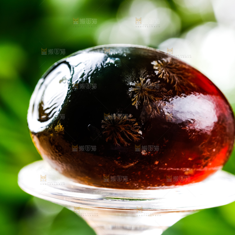 玻璃杯上放着松花蛋