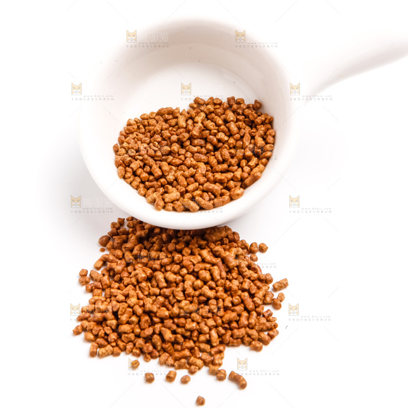 盘子装着苦芥茶
