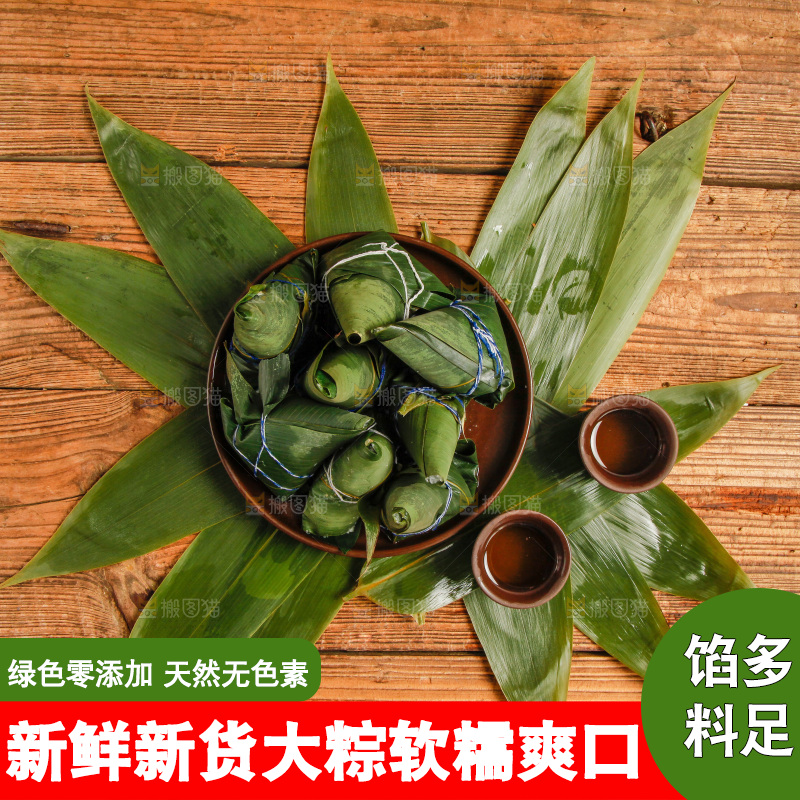 一盘粽子放在木底上