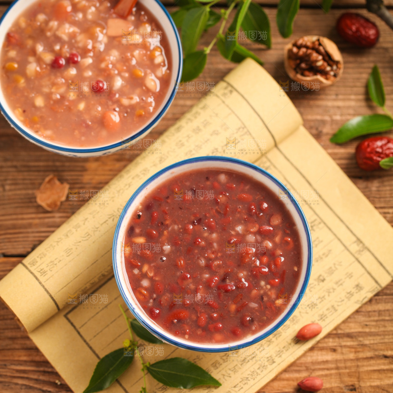 木底上放着一碗八宝粥