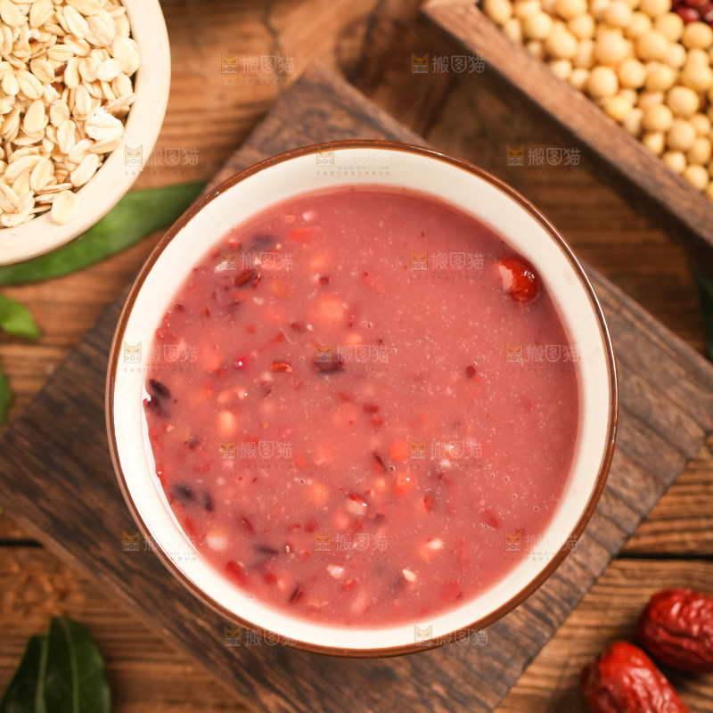 一碗八宝粥放在木底上