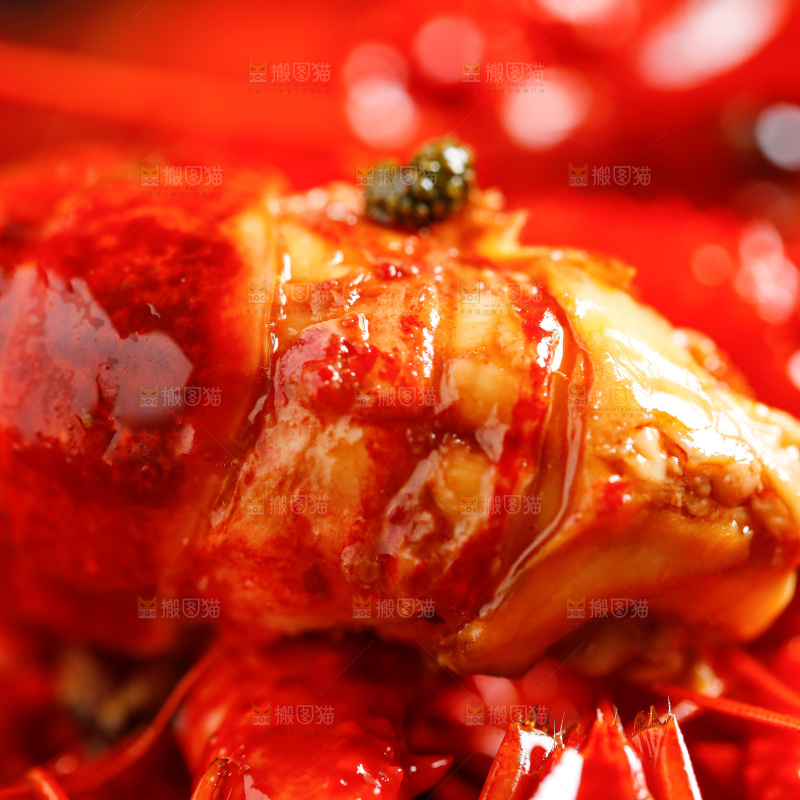 盘子里放着小龙虾