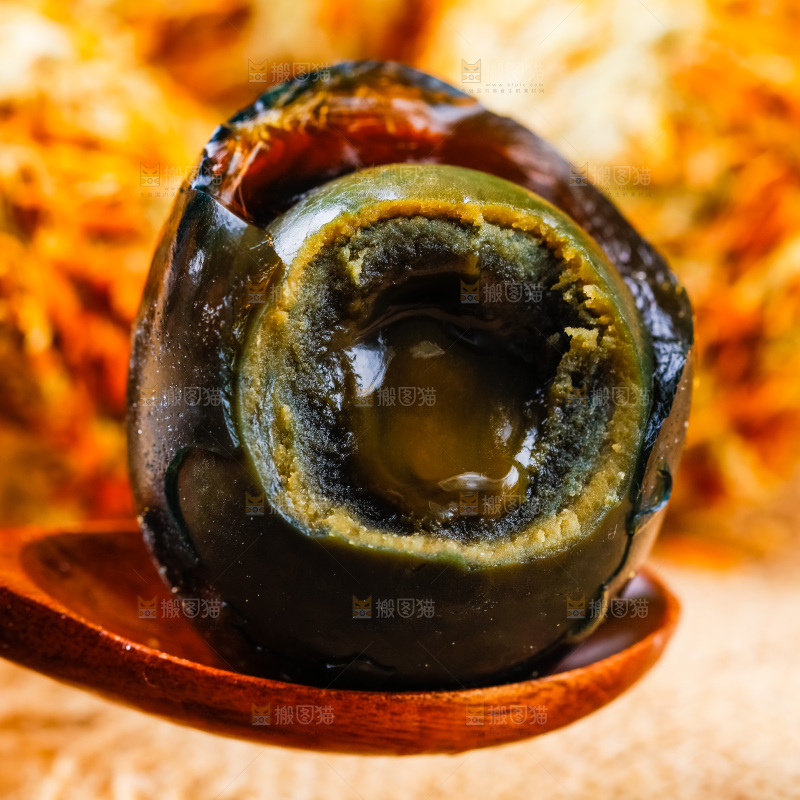 勺子上放着皮蛋