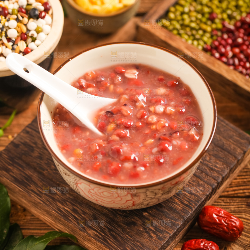 木底上放着一碗八宝粥