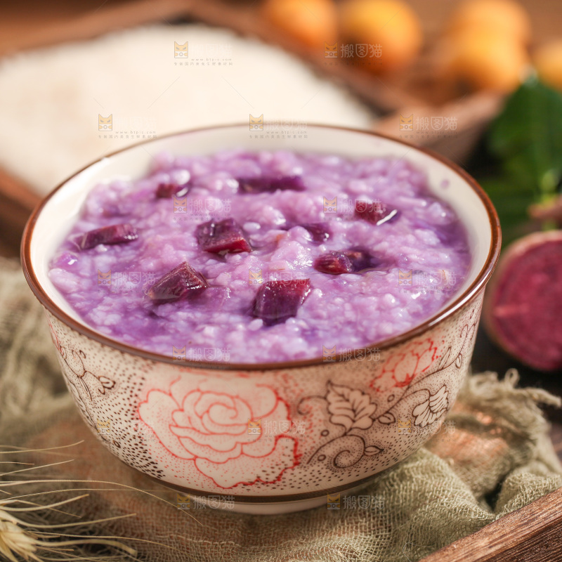 一碗紫薯粥放在木底上