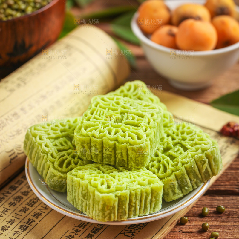 木底上放着一盘绿豆糕