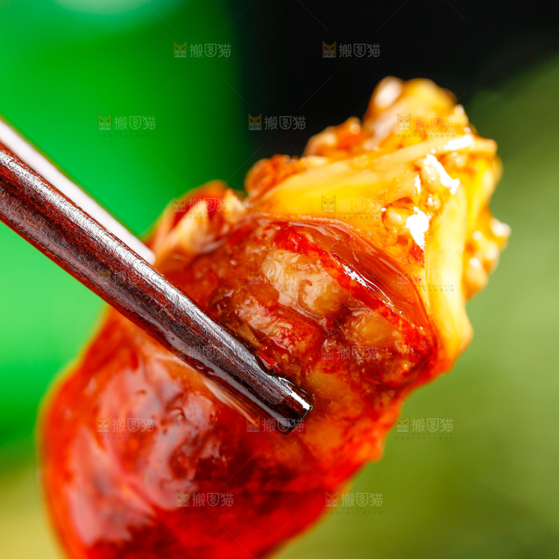 筷子夹着小龙虾