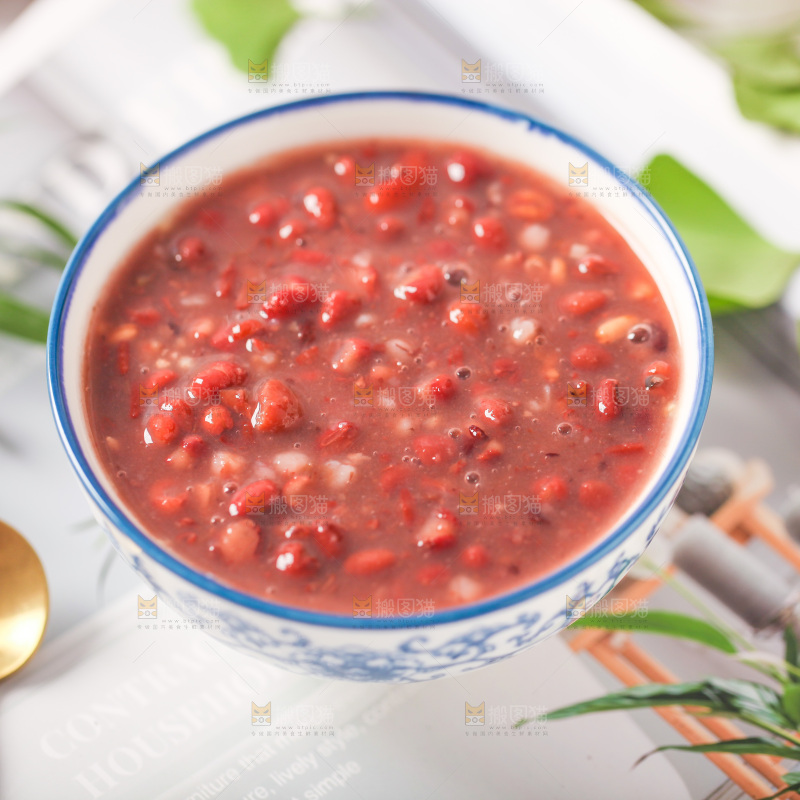 浅底上放着一碗八宝粥