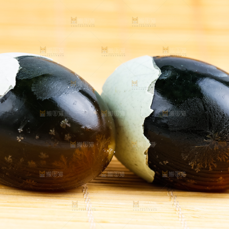 木底上摆放着皮鸭蛋