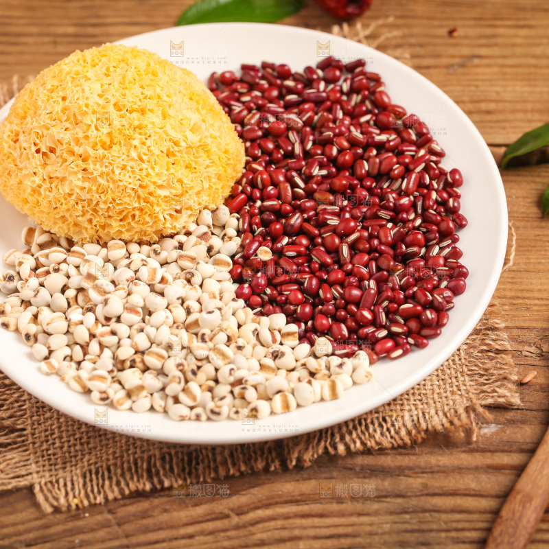 一盘五谷组合放在木底上