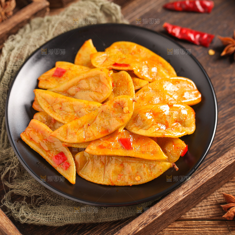 木底上放着一盘酸扁豆