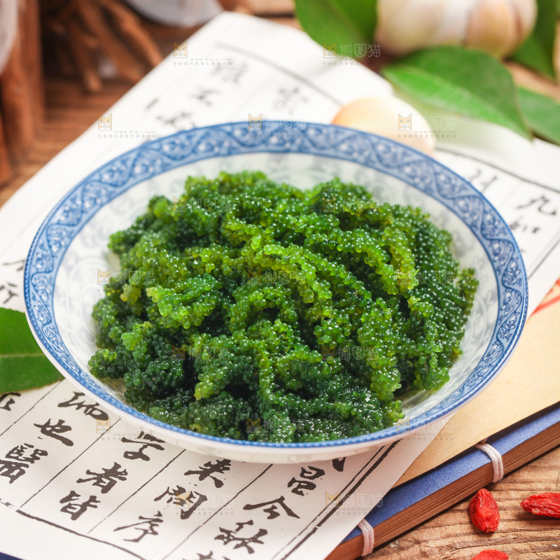 浅底上放着一盘海葡萄