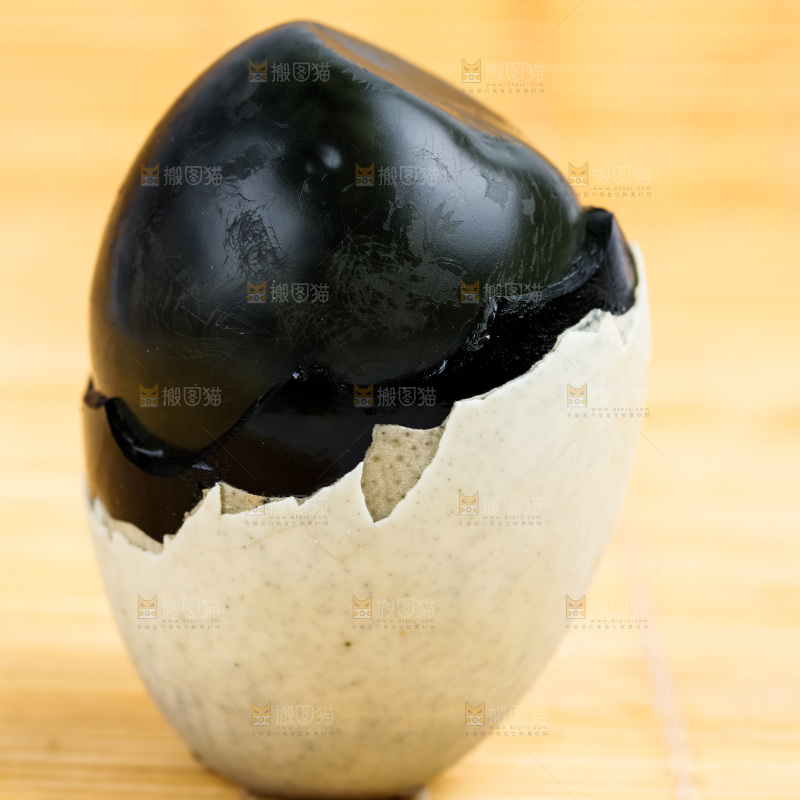 木底上摆放着皮鸭蛋
