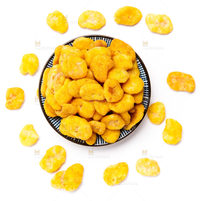 盘子里装着蟹黄蚕豆