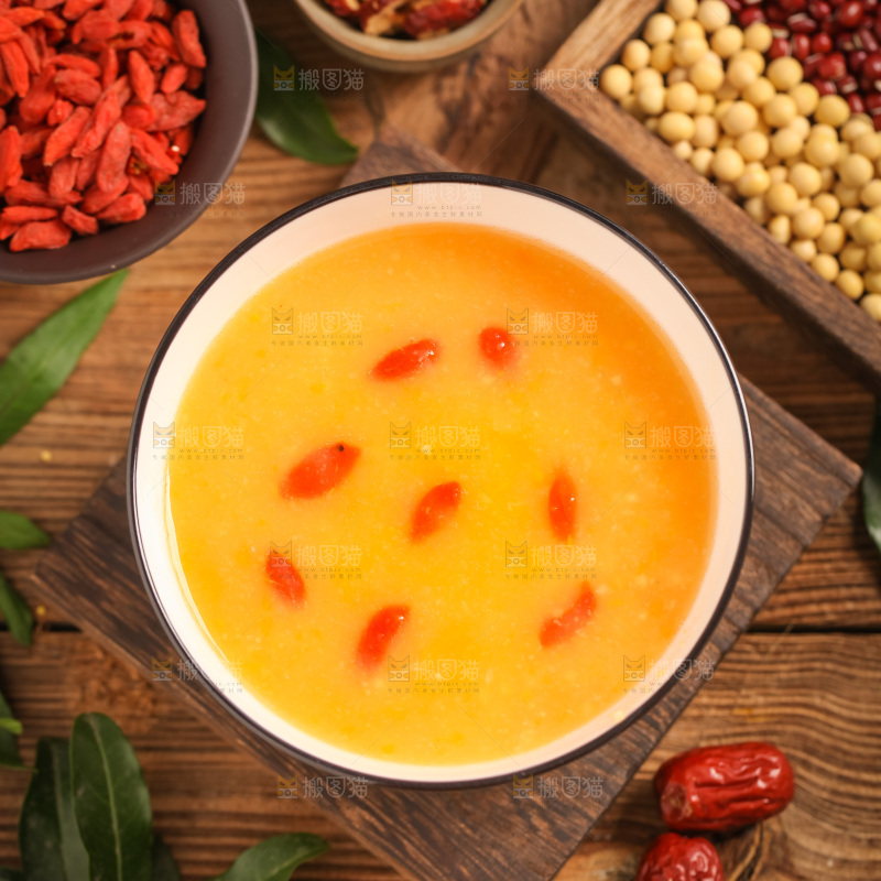 一碗小米南瓜粥放在木底上