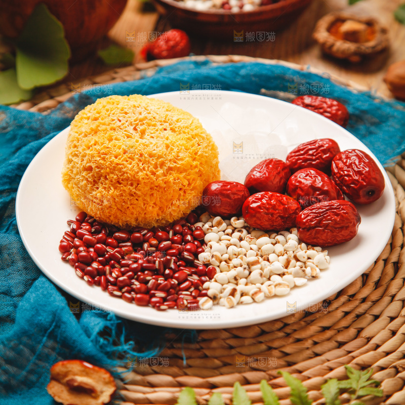 一盘五谷组合放在木底上