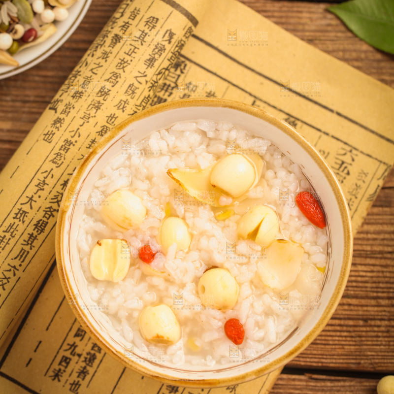 碗里装着莲子粥