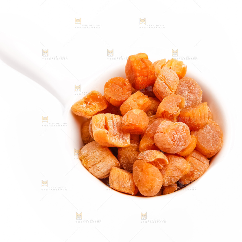 盘子里装着一盘干贝