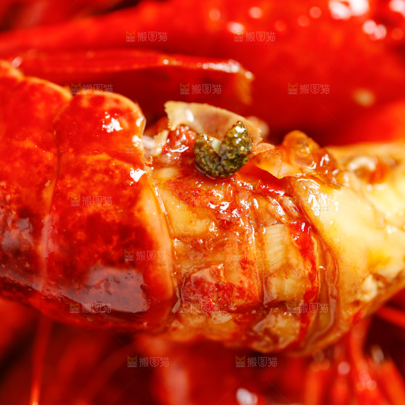 盘子里放着小龙虾