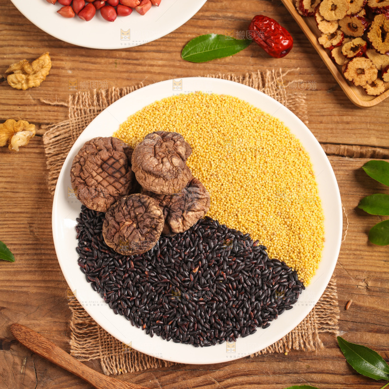 木底上放着一盘五谷组合