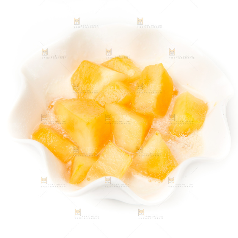 白底上放着一碗蜜瓜牛奶