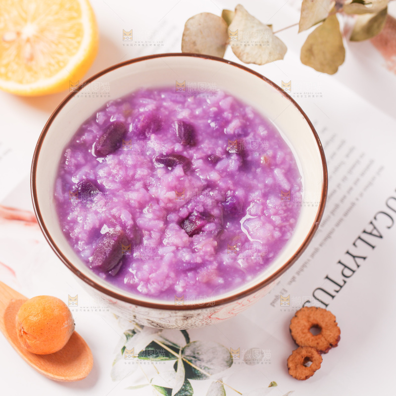 浅底上放着一碗紫薯粥