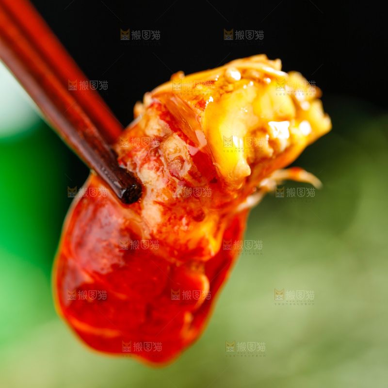 筷子夹着小龙虾