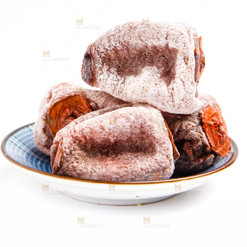 盘子里装着柿子饼