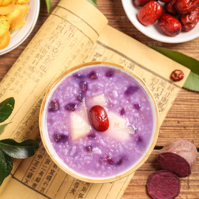 一碗紫薯粥放在木底上