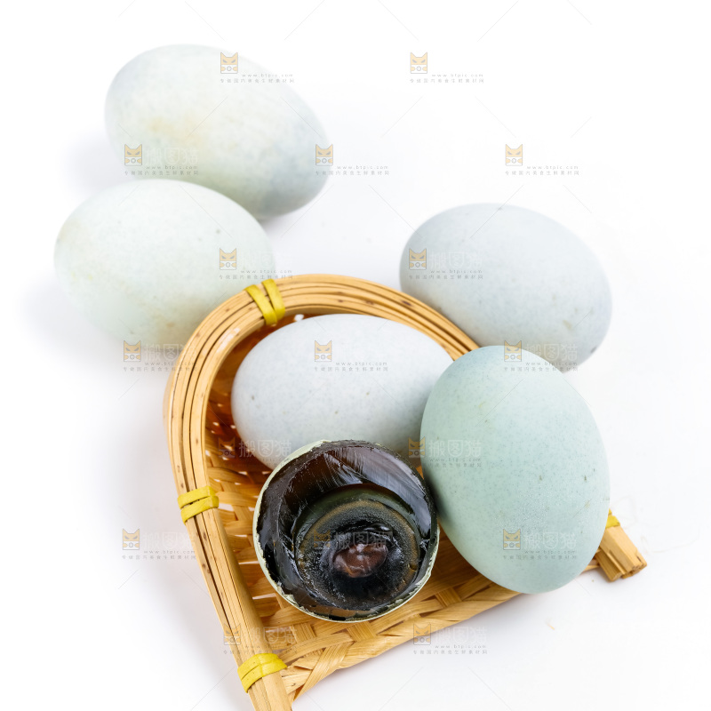 浅底上放着皮鸭蛋