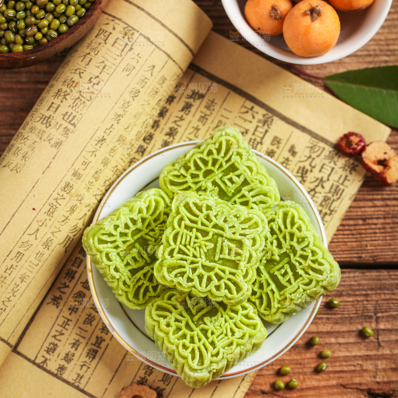 木底上放着一盘绿豆糕