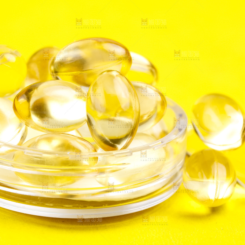浅底上的鱼油胶囊