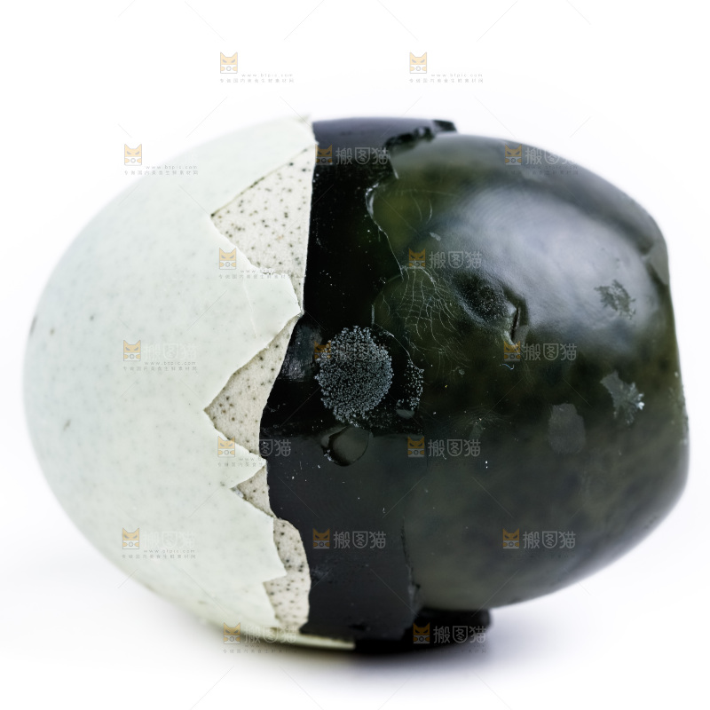 白底上放着新鲜松花皮蛋