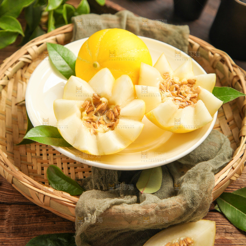 碟子里装着黄金瓜