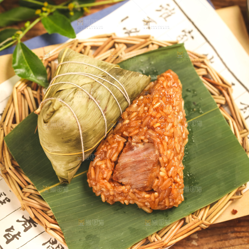 绿叶上放着肉粽
