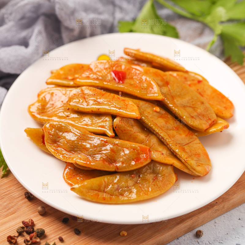 木底上放着一盘酸扁豆