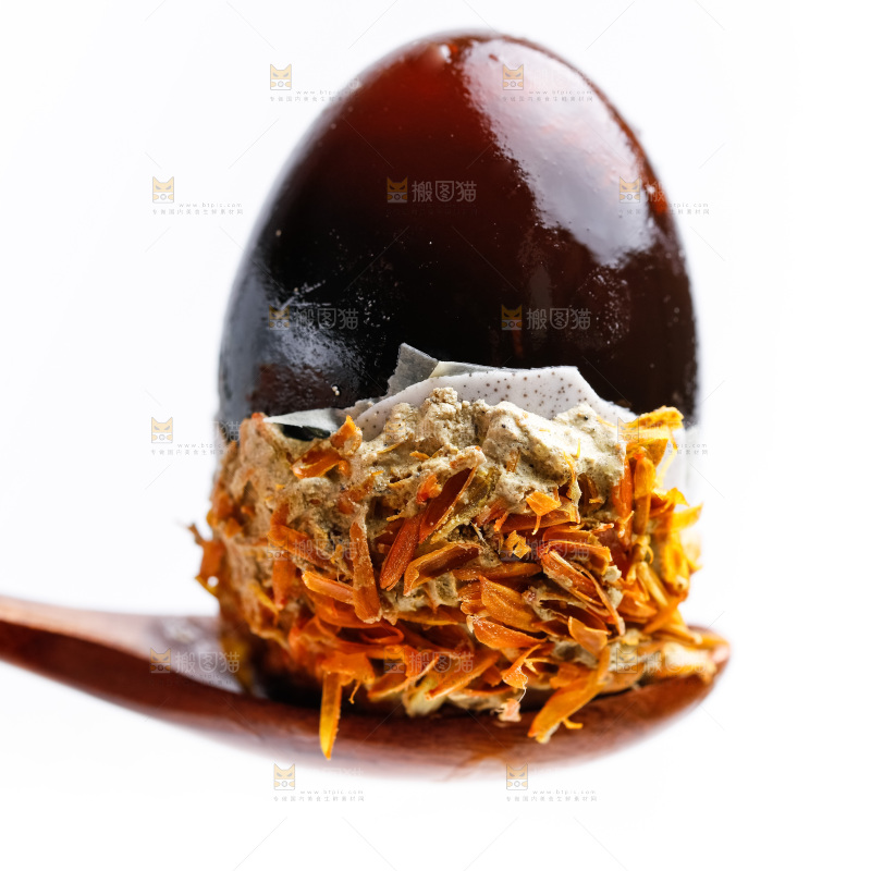 勺子上放着皮蛋