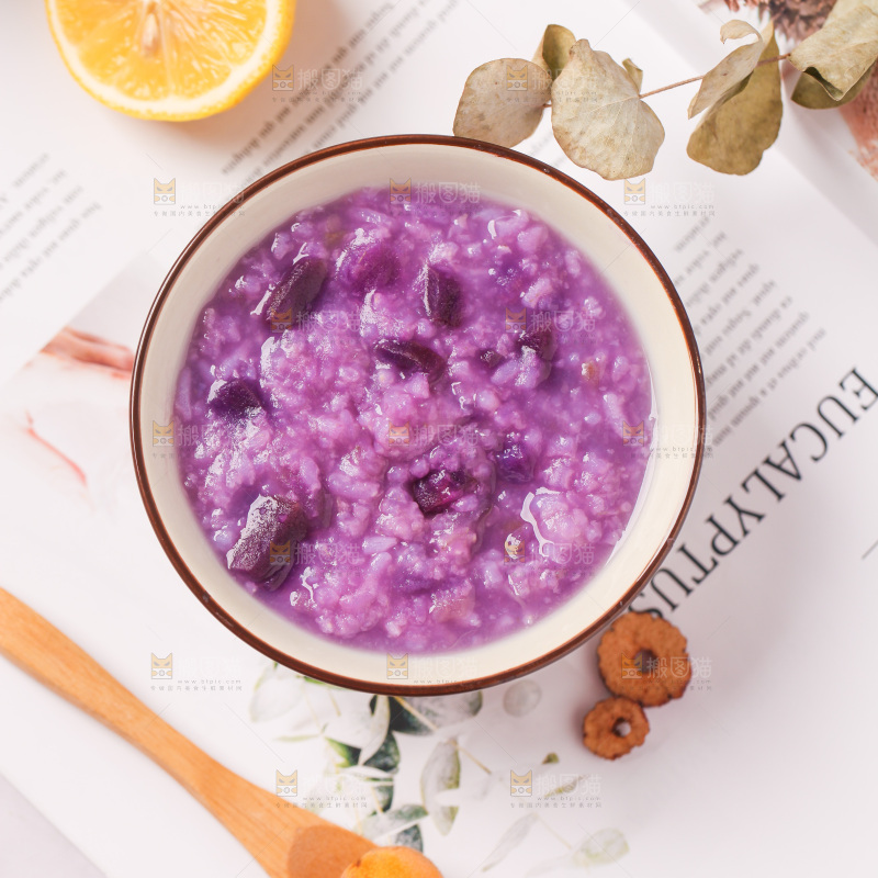 浅底上放着一碗紫薯粥