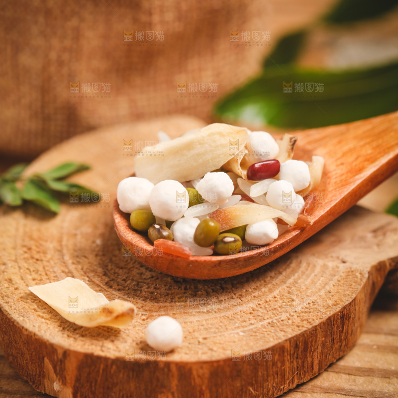 勺子里放着八宝粥食材