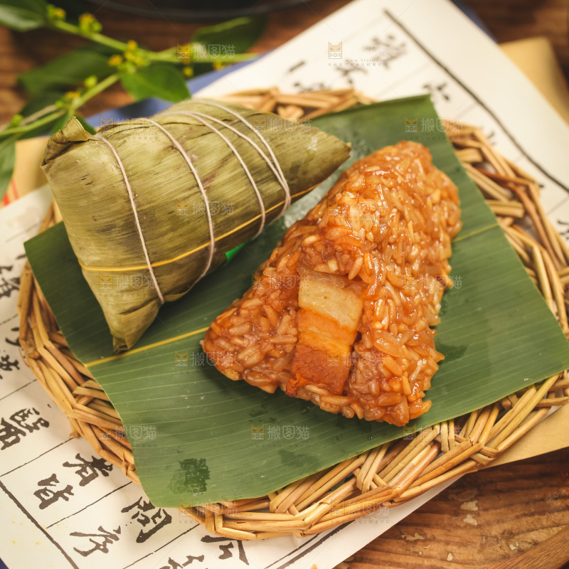 绿叶上放着肉粽
