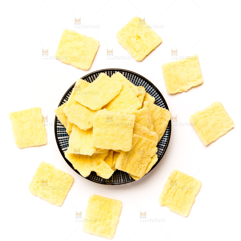 盘子上放着锅巴