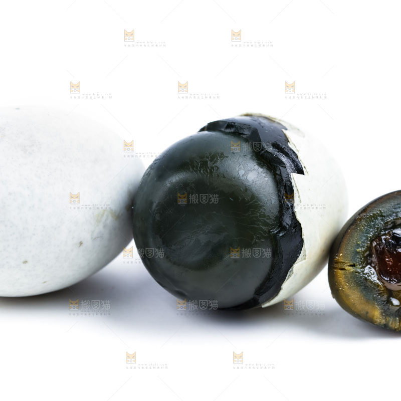 浅底上摆放着松花蛋