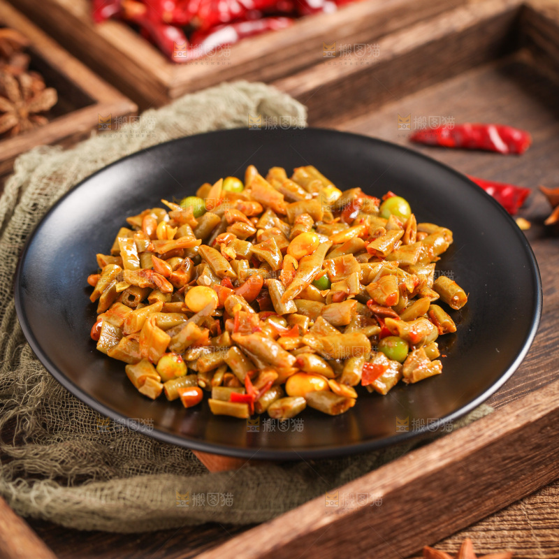 木底上放着一盘酸豇豆