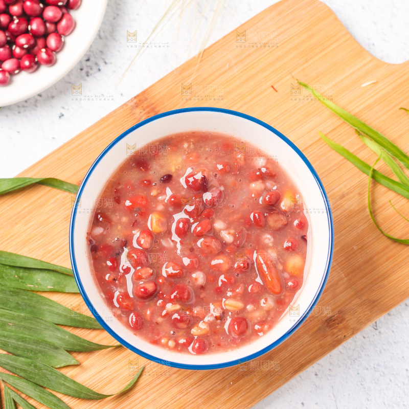 浅底上放着一碗八宝粥