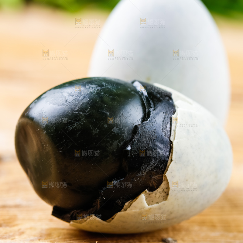 浅底上放着松花蛋